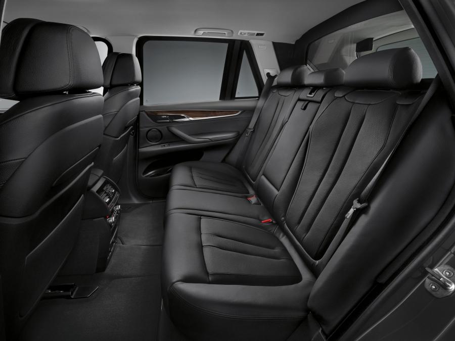 Интерьер BMW X5 Security Plus (F15) 2014 года  (фото 7 из 16)